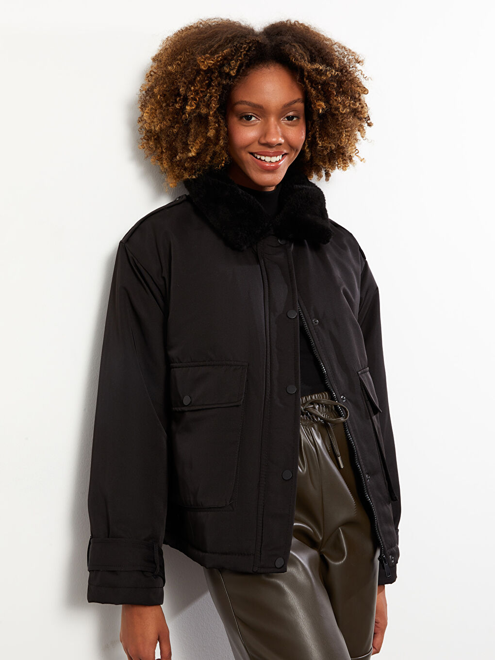 Siyah Gömlek Yaka Düz Uzun Kollu Kadın Parka-1