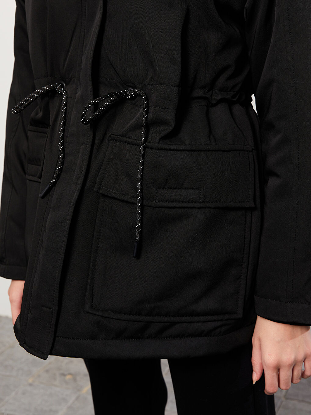 Siyah Kadın Kapüşonlu Düz Parka-3