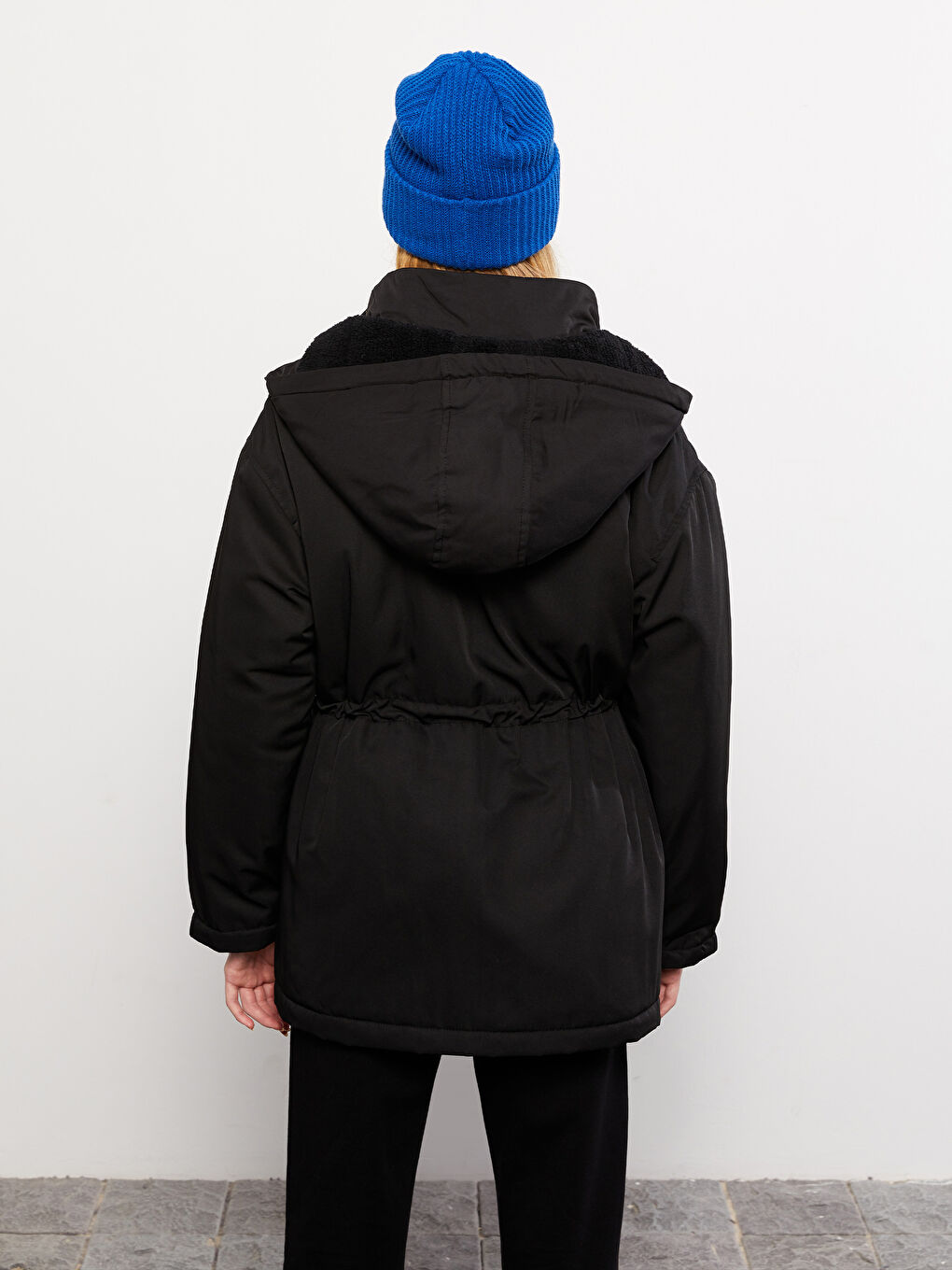 Siyah Kadın Kapüşonlu Düz Parka-5