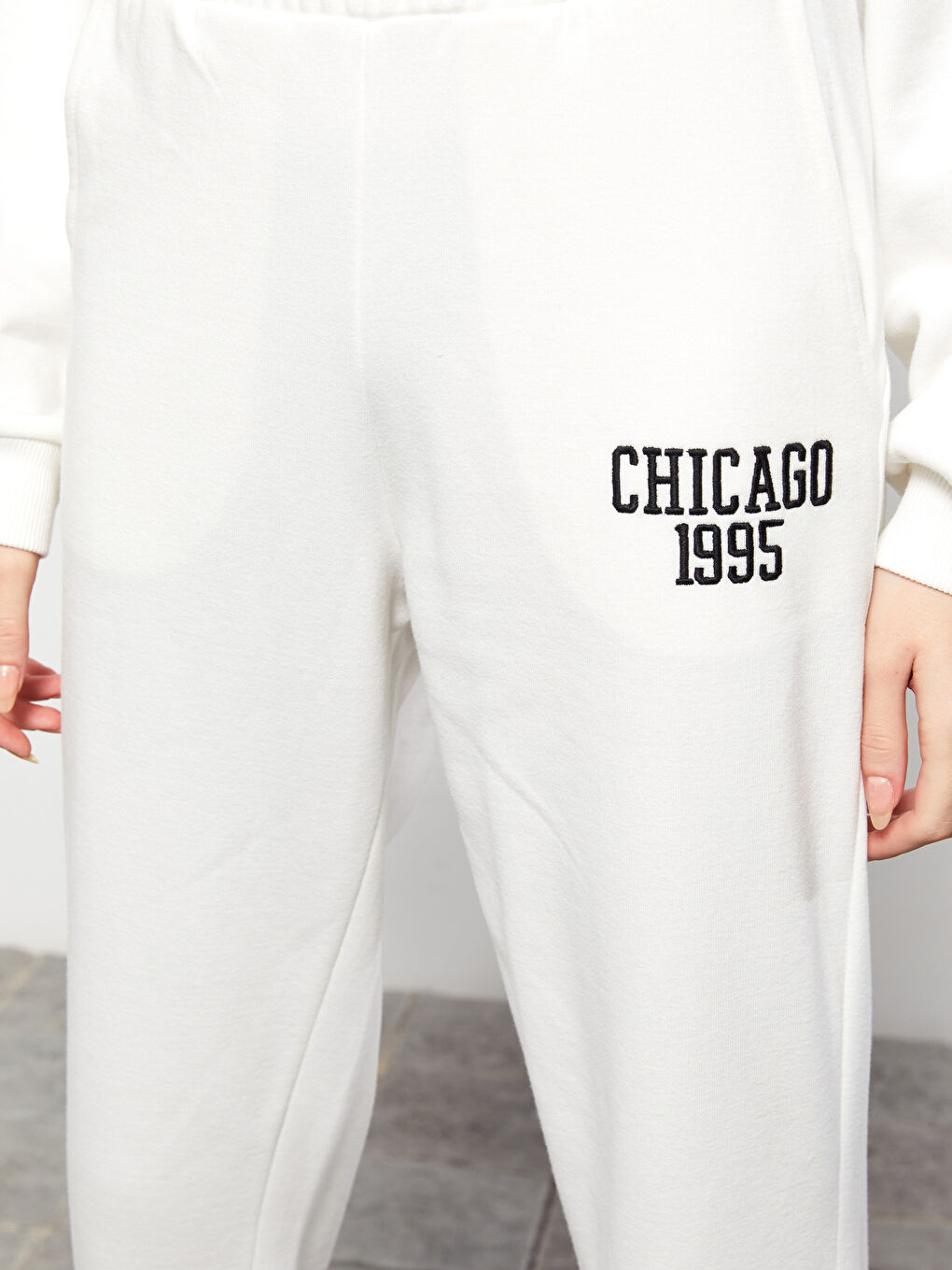 Elasticated Waist Embroidered Women's Thick Jogger Sweatpants-2
