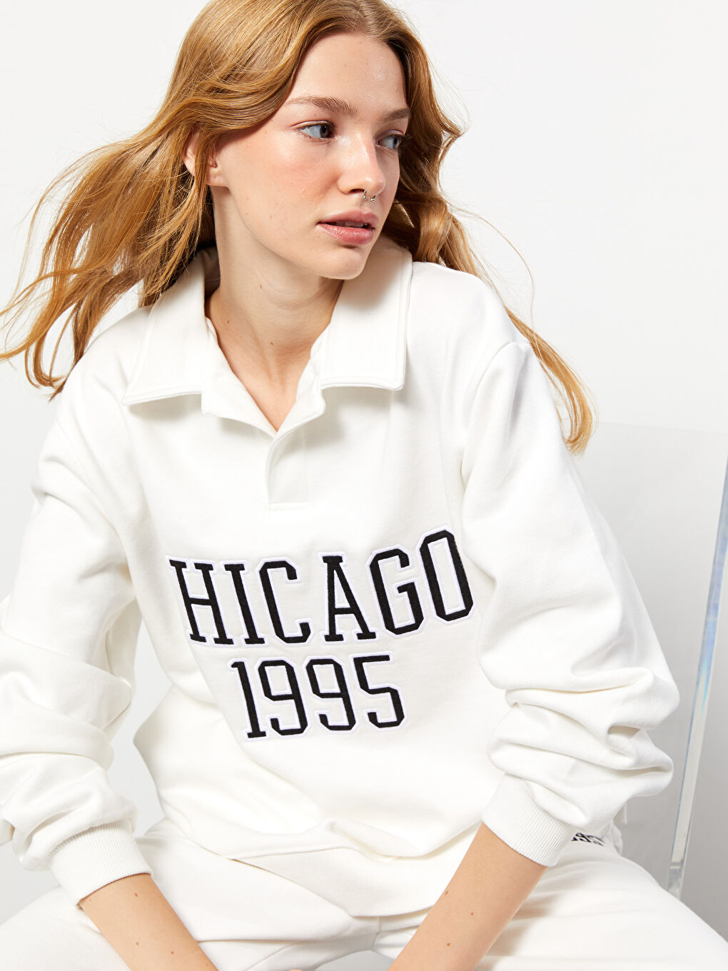 سويت شيرت تخين ياقة بولو مطرز للسيدات