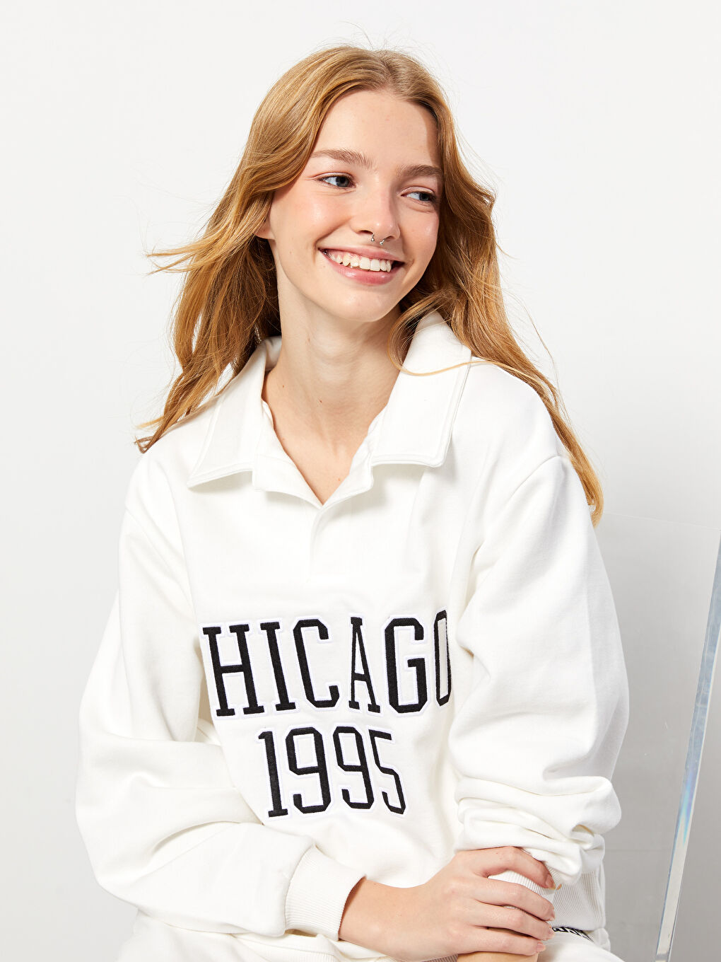 سويت شيرت تخين ياقة بولو مطرز للسيدات-1