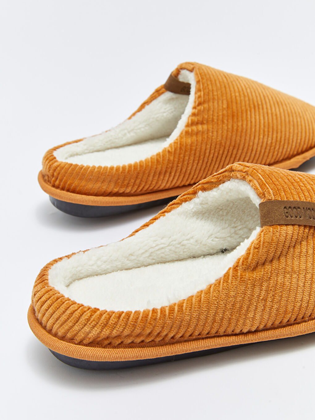 نعال منزلية سادة بمقدمة مغلقة للرجال-4