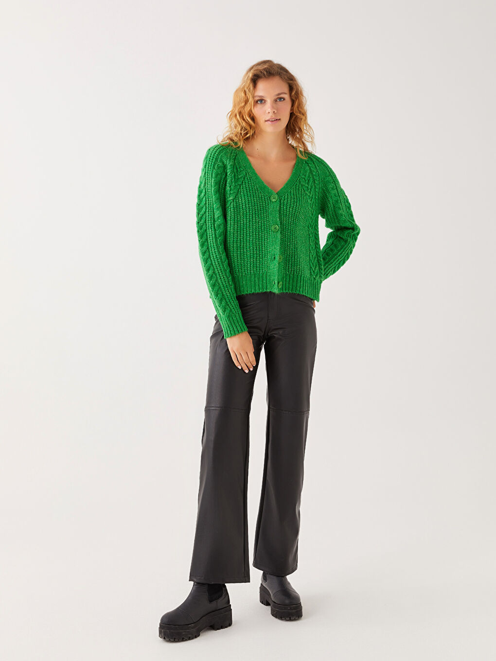 Siyah Standart Fit Düz Deri Görünümlü Kadın Pantolon-2