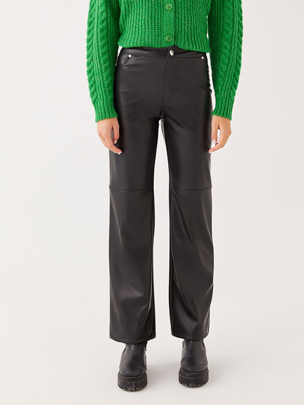 Siyah Standart Fit Düz Deri Görünümlü Kadın Pantolon-4