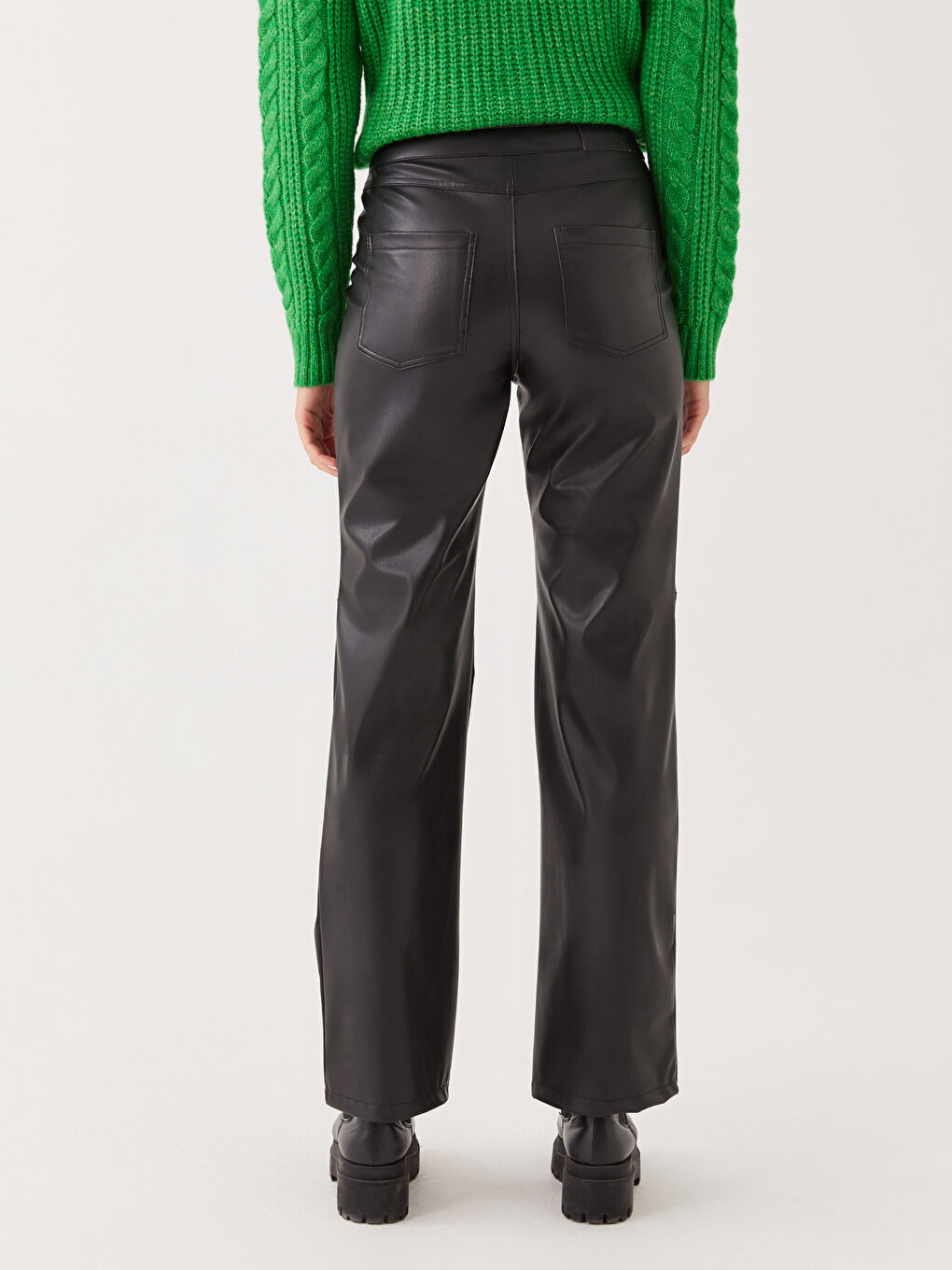 Siyah Standart Fit Düz Deri Görünümlü Kadın Pantolon-5