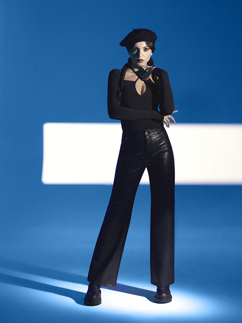 Siyah Standart Fit Düz Deri Görünümlü Kadın Pantolon