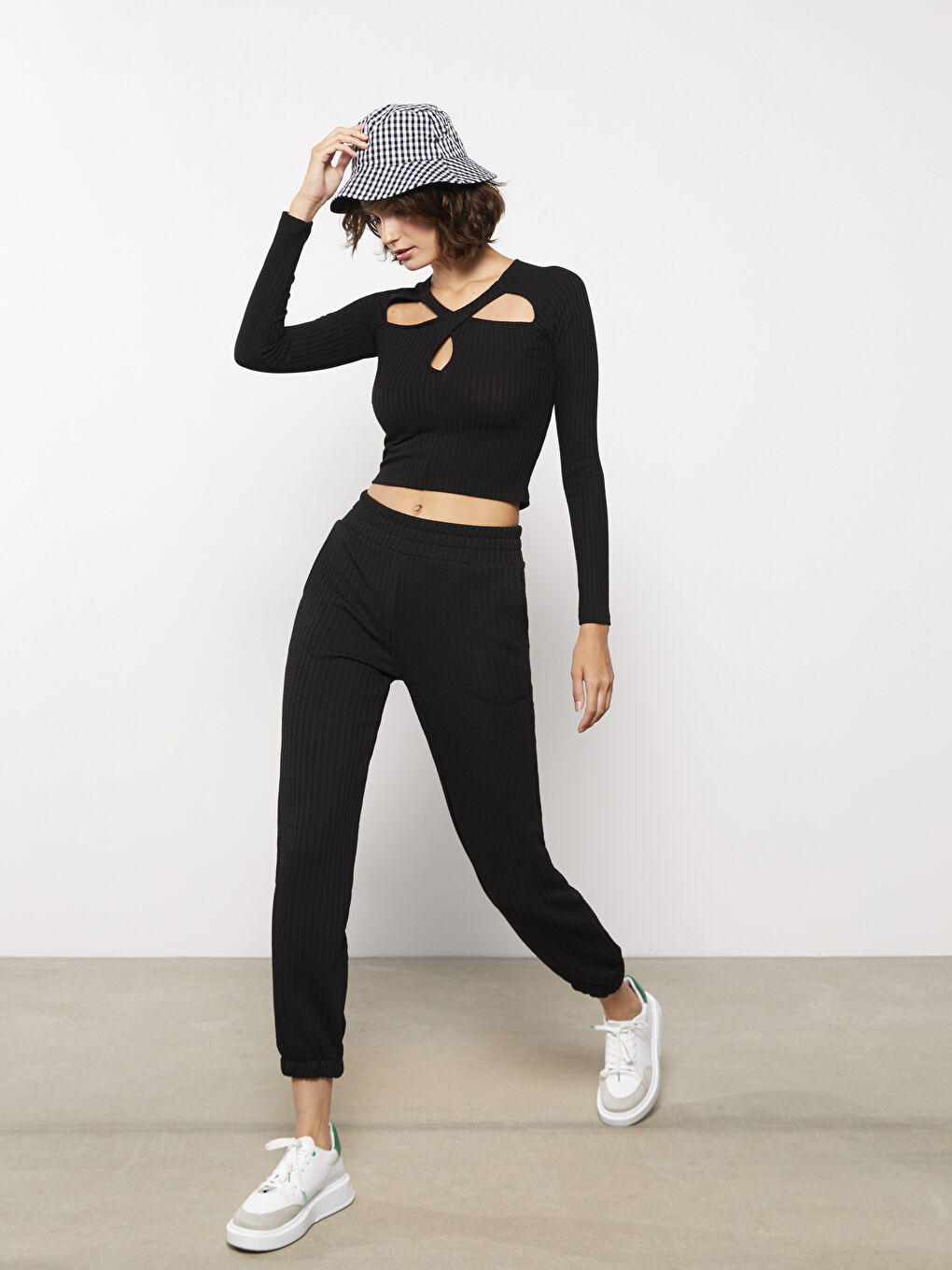 بنطلون رياضي سادة بخصر مرن للسيدات