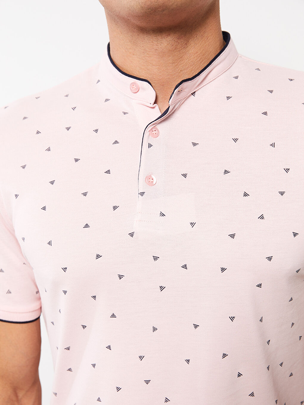 Ерлерге арналған тік жағалы қысқа жең өрнекті пике футболка-3