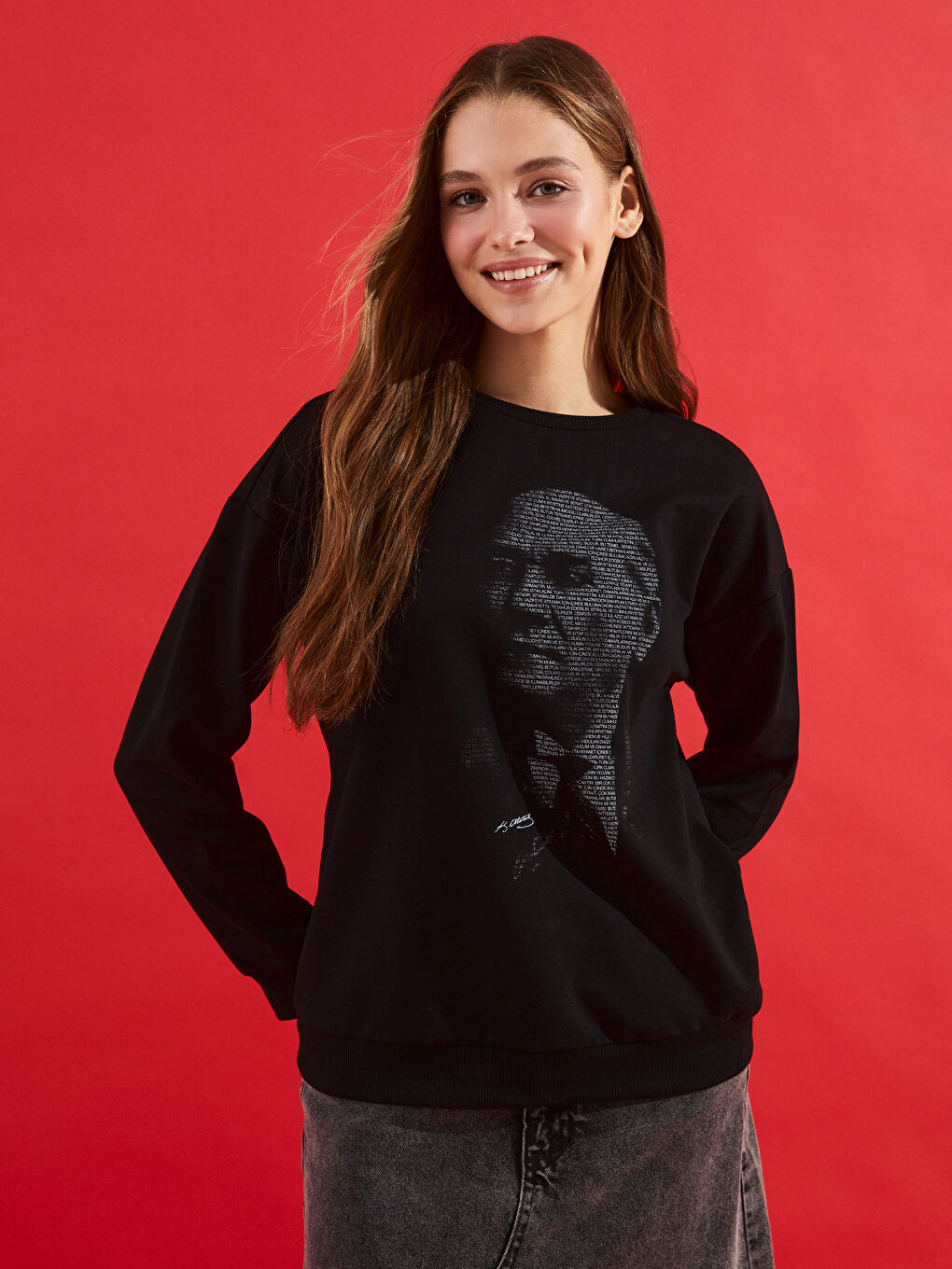 LCW Vision Siyah Bisiklet Yaka Atatürk Baskılı Uzun Kollu Kadın Sweatshirt