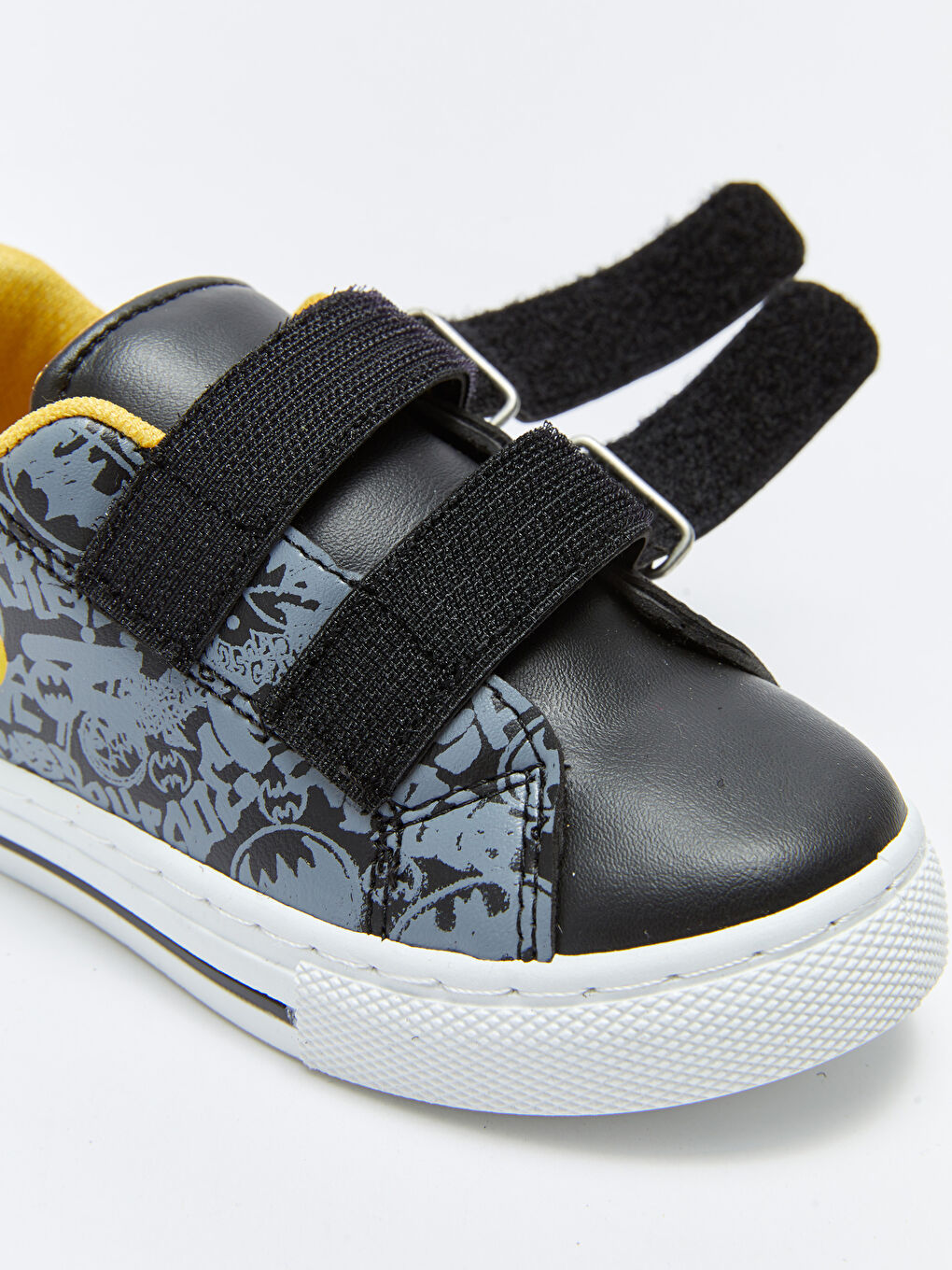 LCW STEPS Chaussures de sport garçon sous licence Batman à velcro -W2BL08Z4-CWN