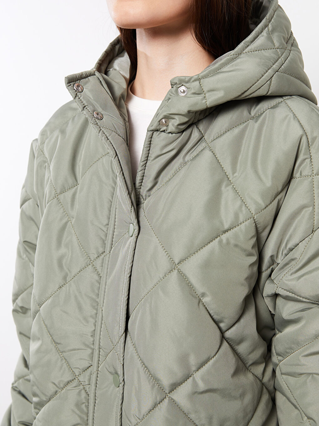 Yeşil Kapüşonlu Kapitone Desenli Uzun Kollu Kadın Şişme Mont-3