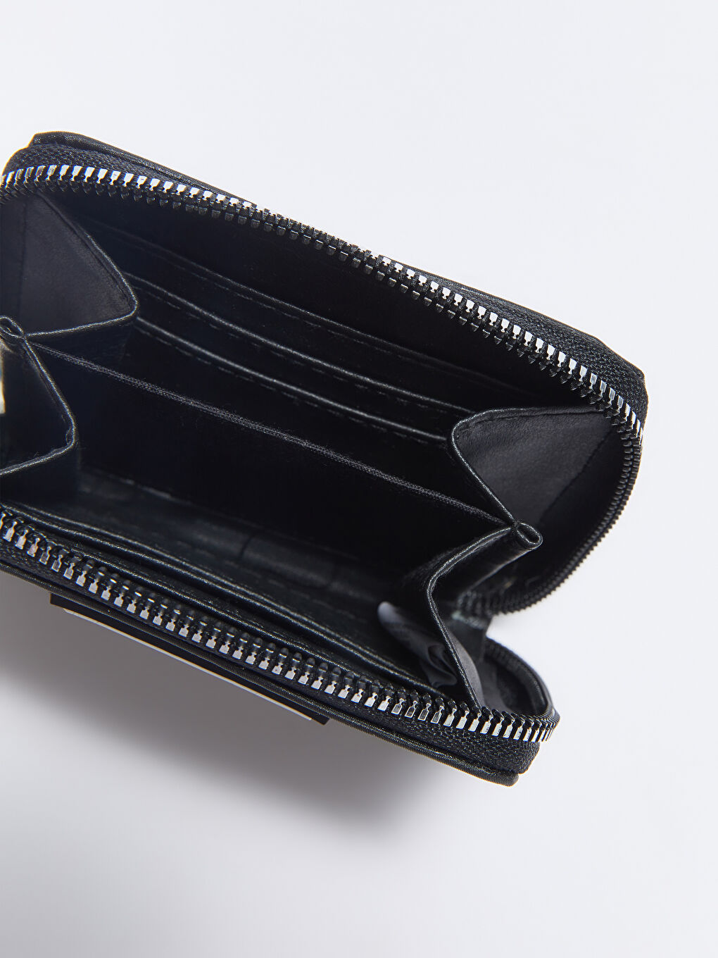 Siyah Deri Görünümlü Etiket Baskılı Kadın Cüzdan-3