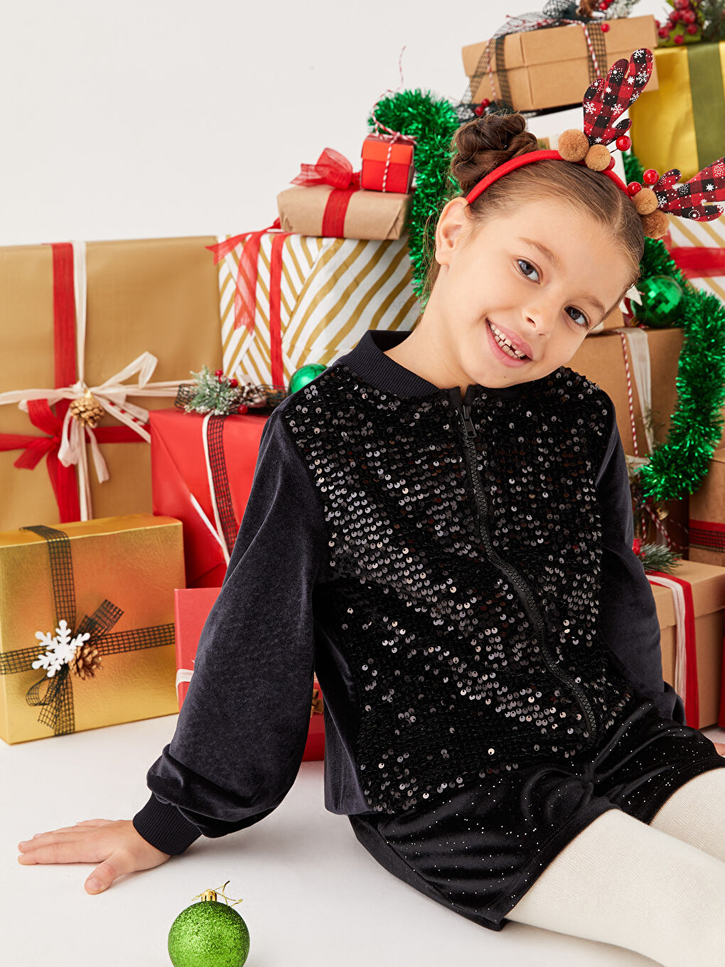 Siyah Bisiklet Yaka Pul İşlemeli Uzun Kollu Kadife Kız Çocuk Fermuarlı Hırka