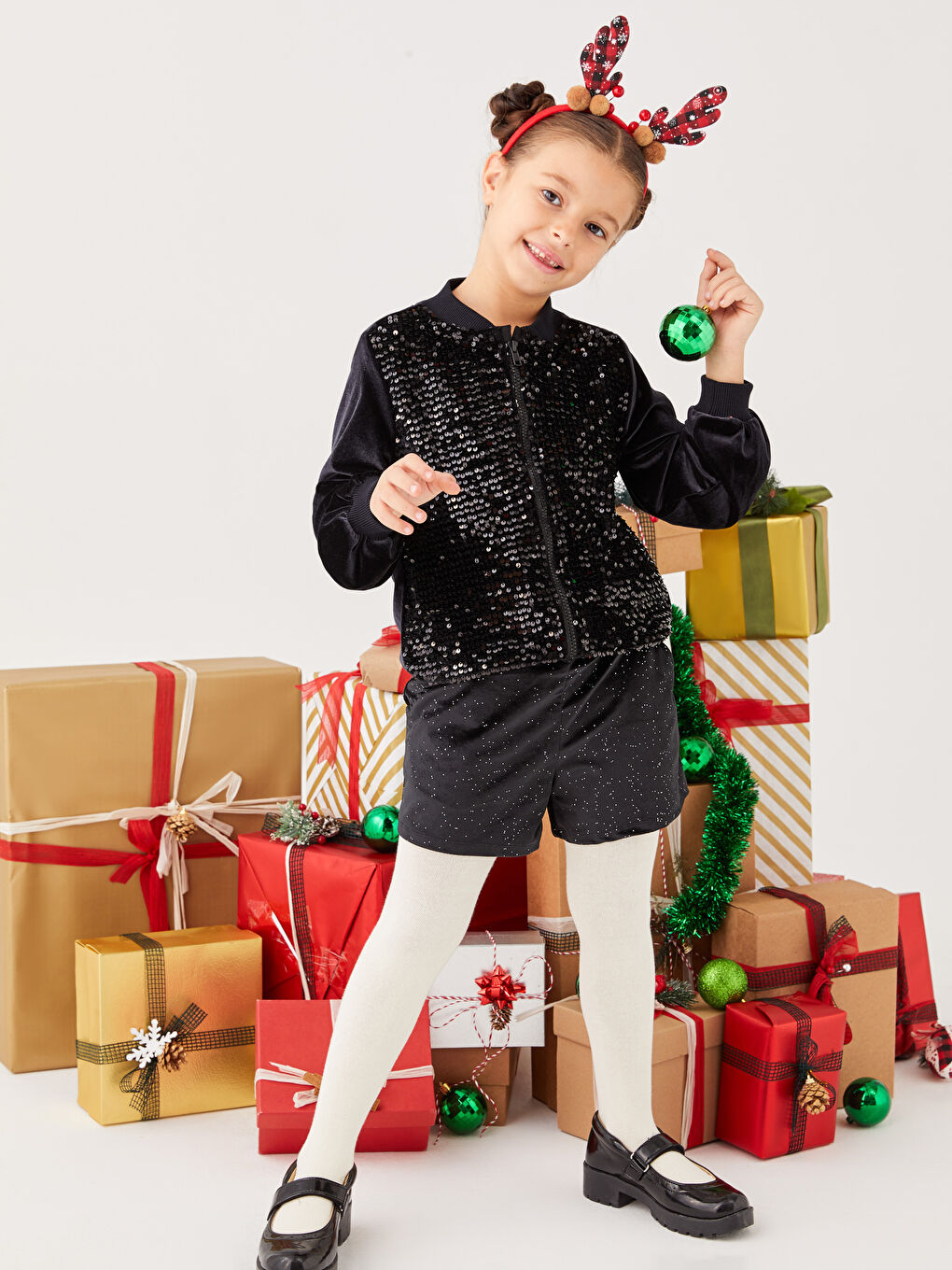 Siyah Bisiklet Yaka Pul İşlemeli Uzun Kollu Kadife Kız Çocuk Fermuarlı Hırka-1