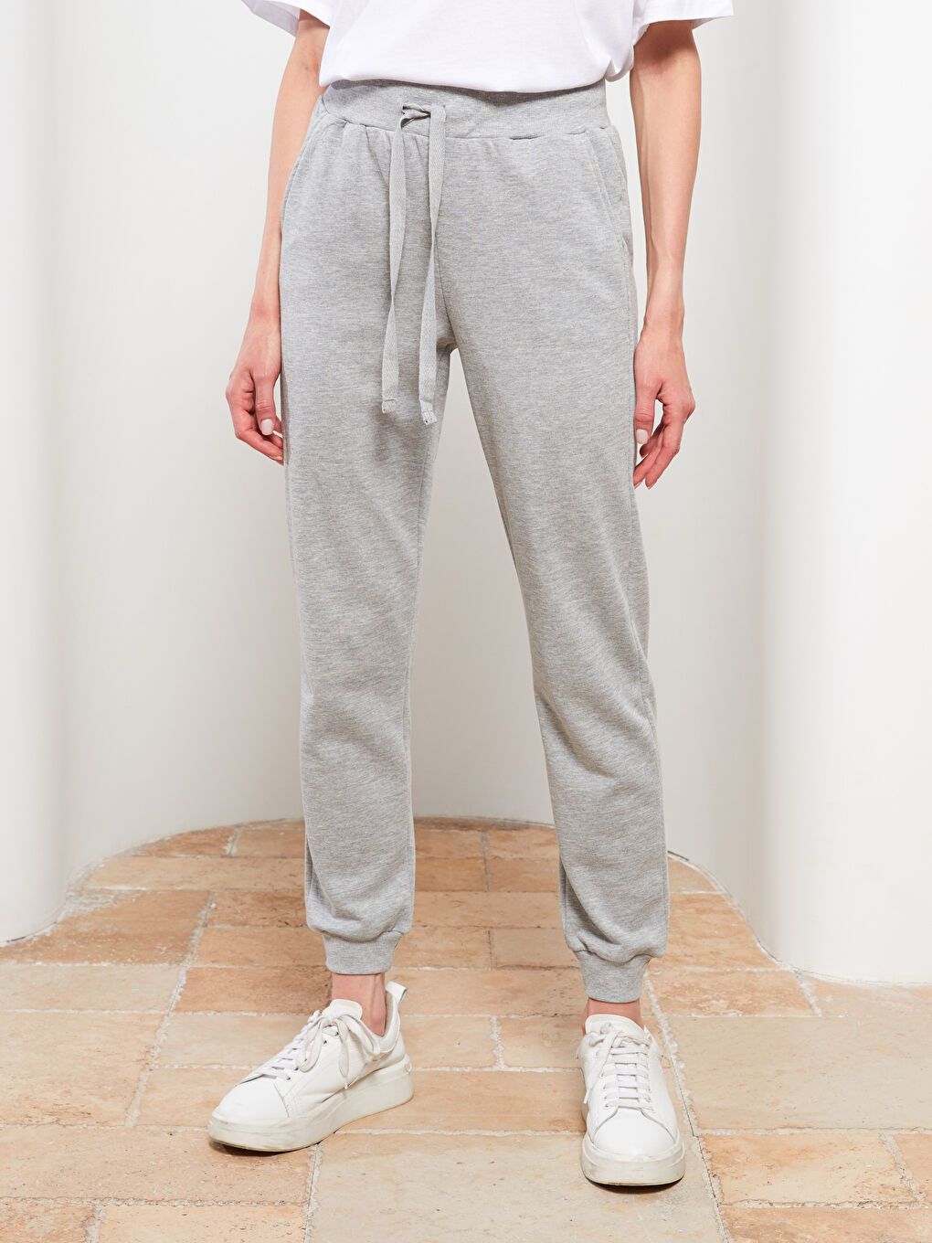 بنطلون رياضي بخصر مرن وجيوب عادية للسيدات-3