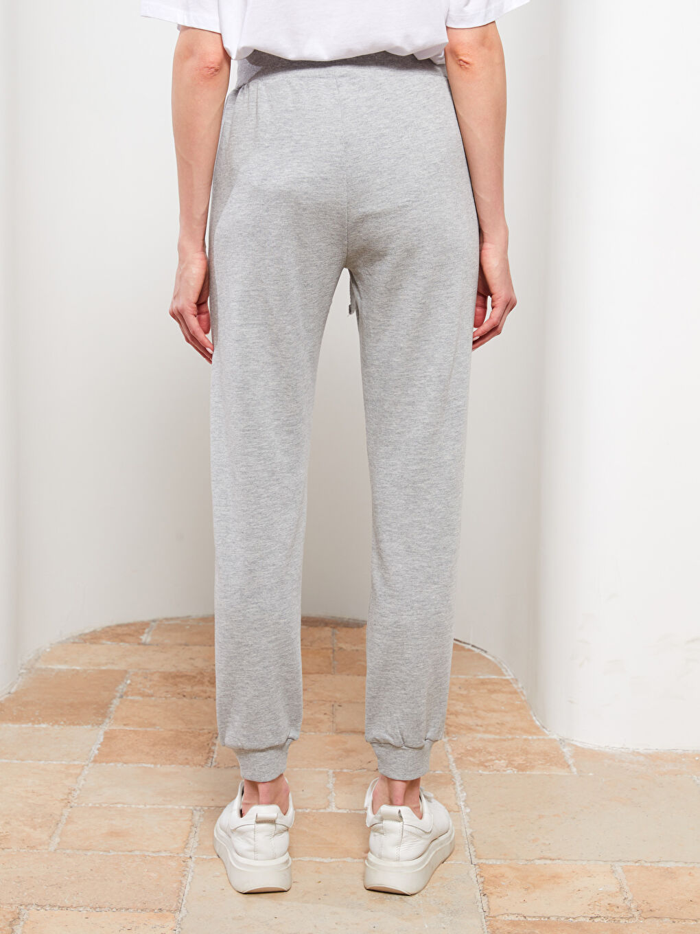 بنطلون رياضي بخصر مرن وجيوب عادية للسيدات-4