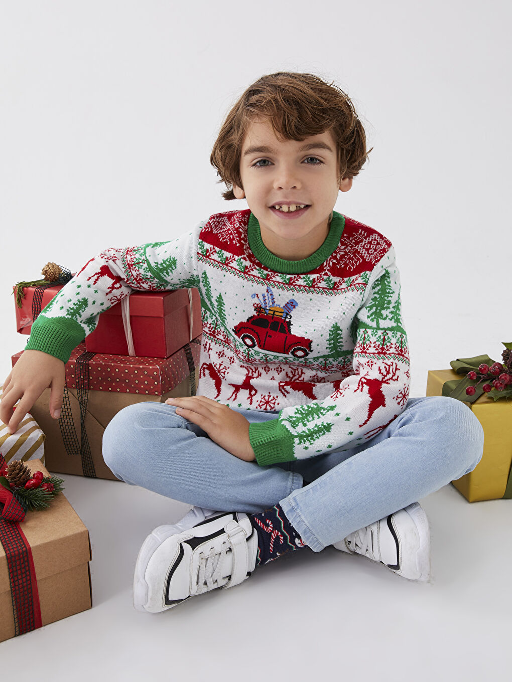 LCW Kids Пуловер Трикотаж за Момче с Кръгло Деколте, Коледна Тематика и Дълъг Ръкав -W2BO54Z4-FDU