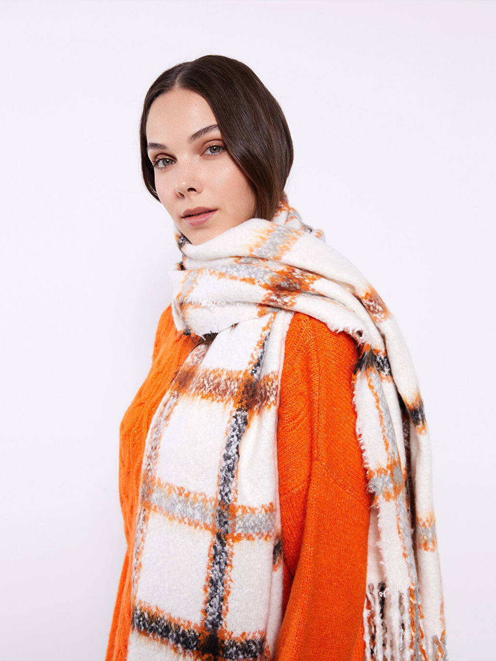 Kahverengi Ekose Desenli Saçaklı Kadın Atkı-1