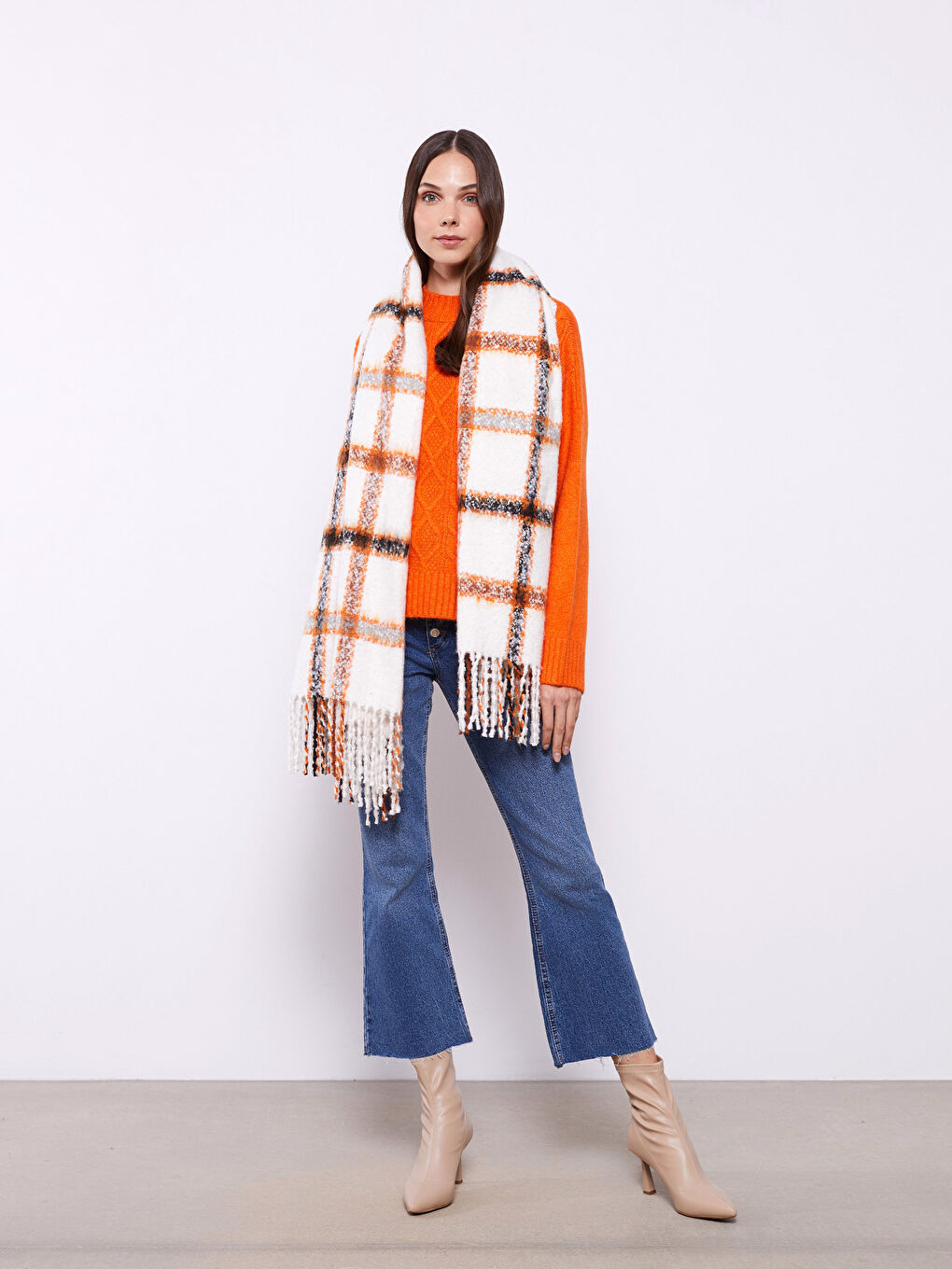 Kahverengi Ekose Desenli Saçaklı Kadın Atkı-2