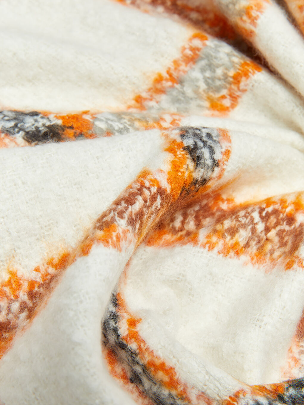 Kahverengi Ekose Desenli Saçaklı Kadın Atkı-5