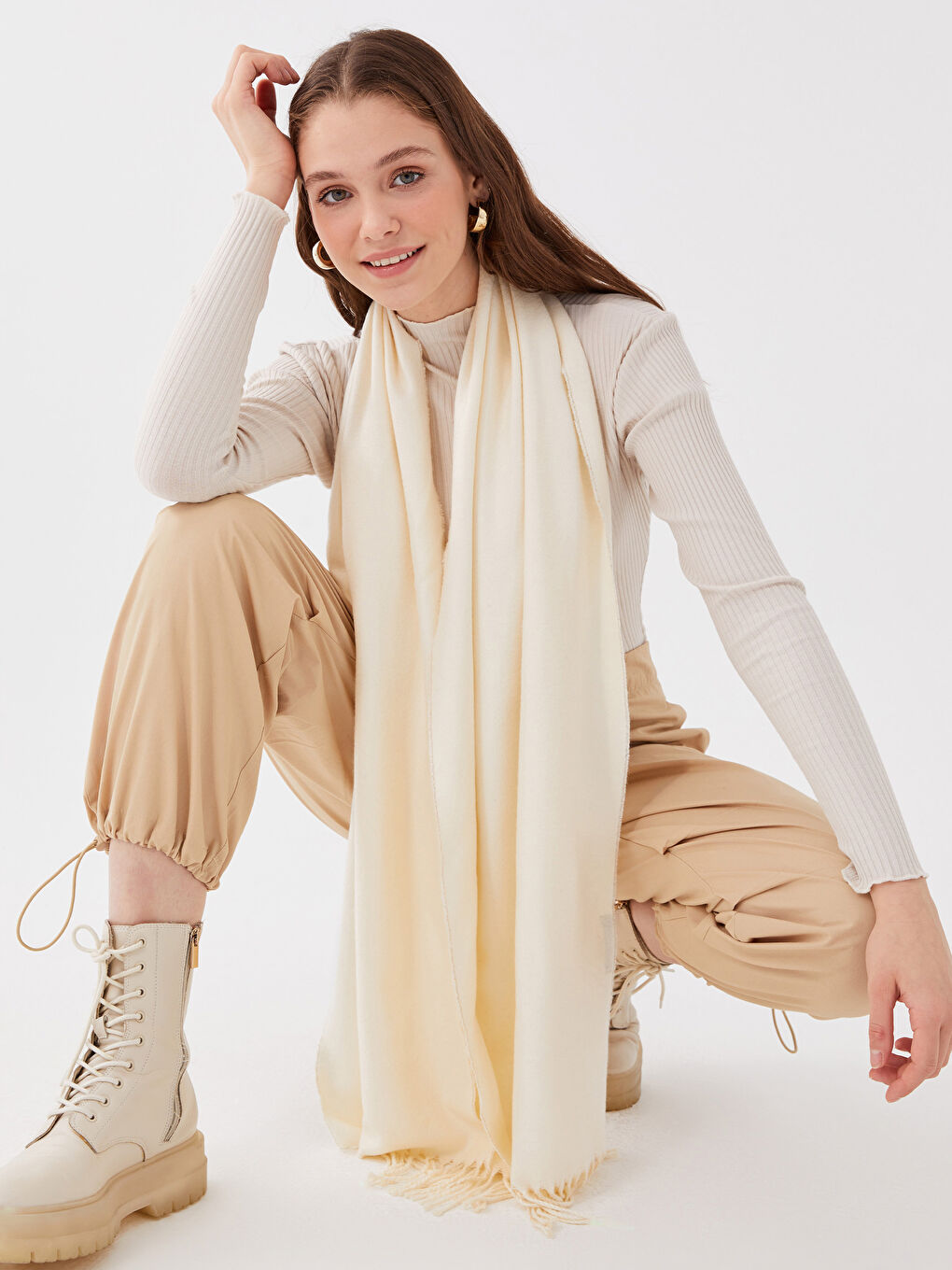 Ekru Düz Püsküllü Kadın Atkı-1