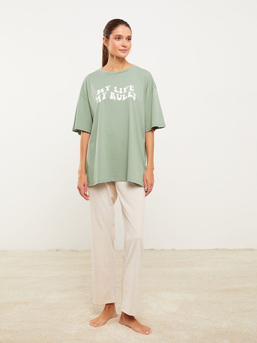 طقم بيجامة بياقة دائرية كم قصير مطبوع للسيدات