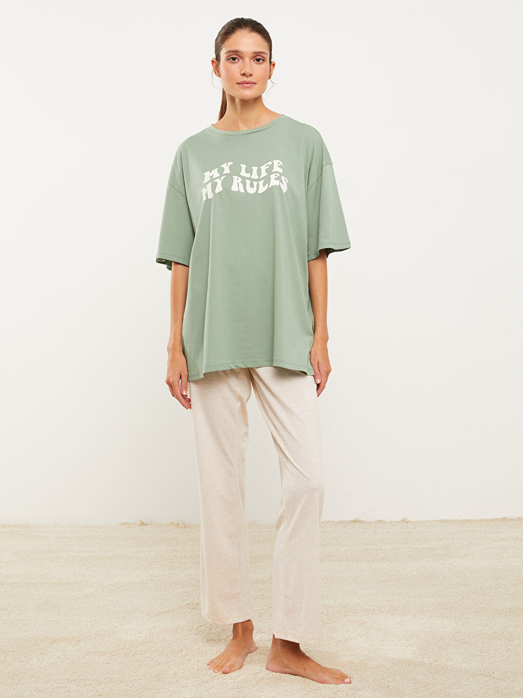 طقم بيجامة بياقة دائرية كم قصير مطبوع للسيدات-2