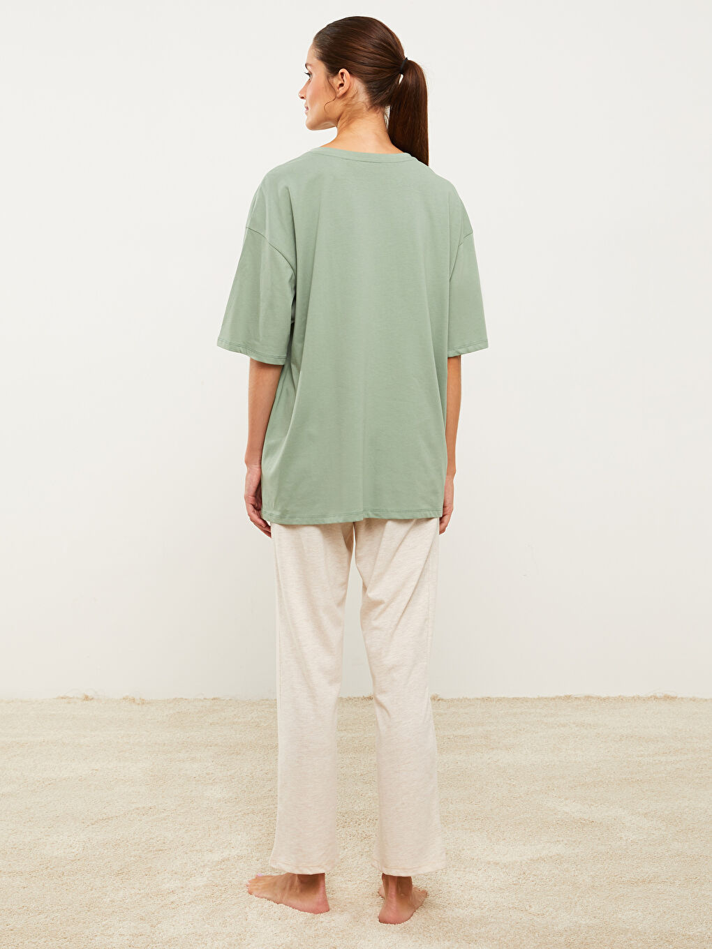 طقم بيجامة بياقة دائرية كم قصير مطبوع للسيدات-4