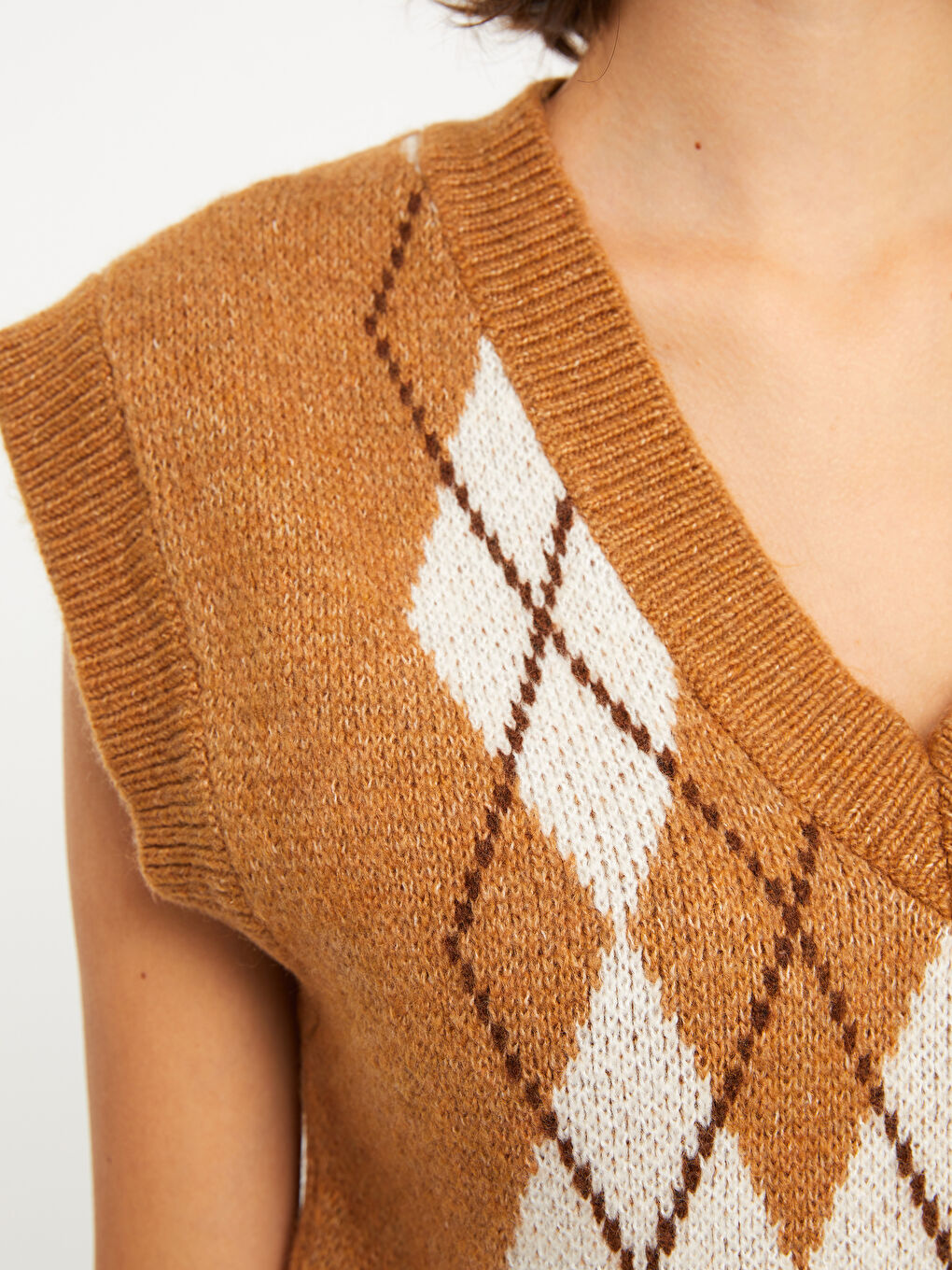 Kahverengi V Yaka Desenli Kadın Triko Süveter-3