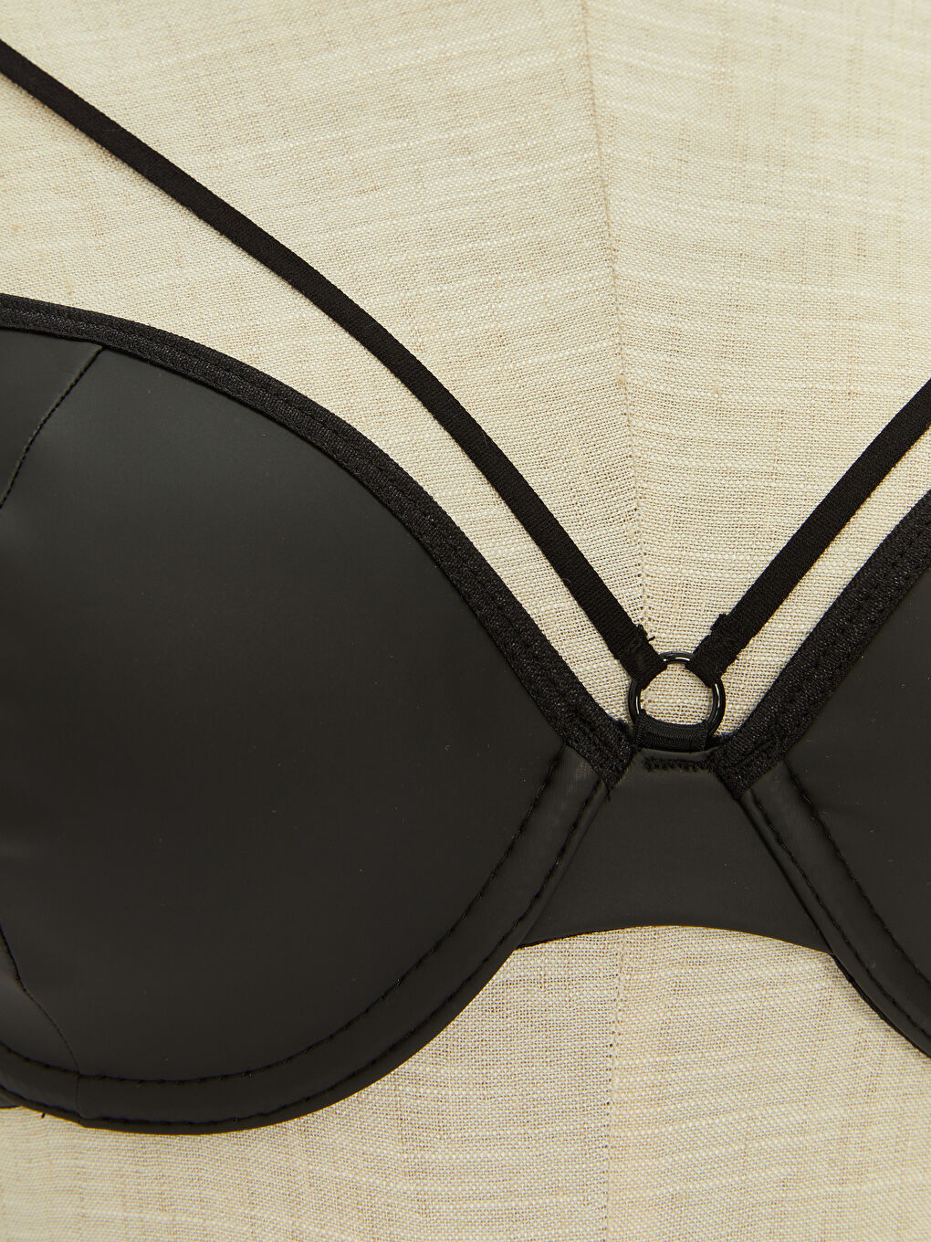 Siyah Balenli Dolgusuz Düz Deri Görünümlü Fantezi Tişört Sütyen-2