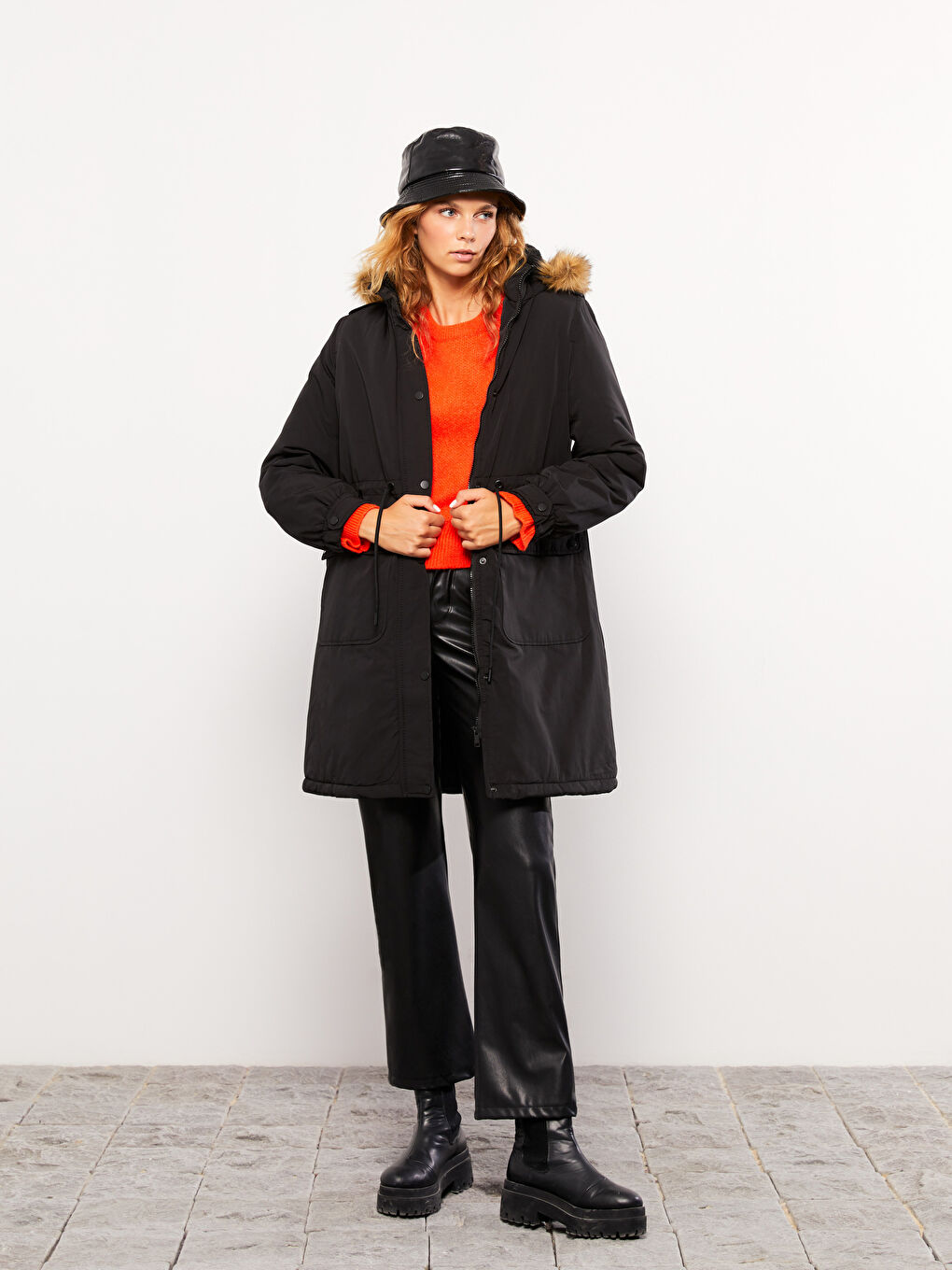 Siyah Kadın Kapüşonlu Düz Parka-1