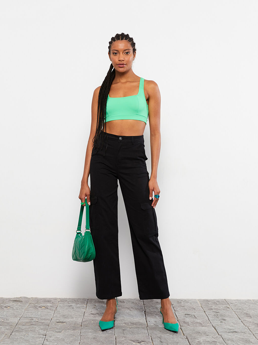 بنطلون للسيدات بقصة عادية وجيوب تفصيلية من قماش الجبردين