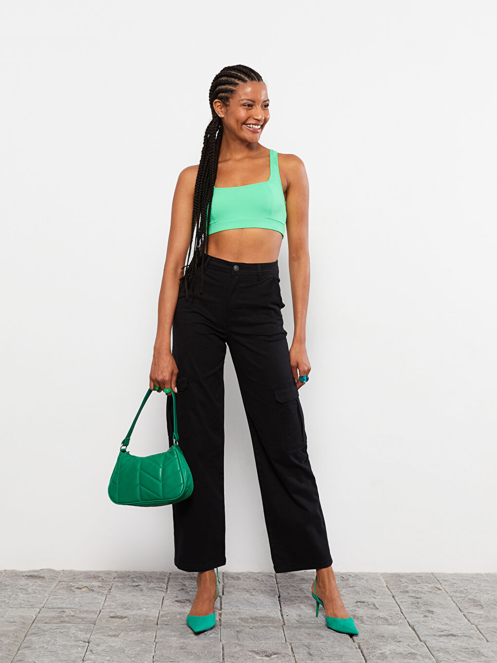 بنطلون للسيدات بقصة عادية وجيوب تفصيلية من قماش الجبردين-1