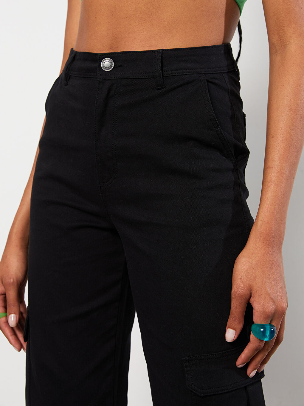 بنطلون للسيدات بقصة عادية وجيوب تفصيلية من قماش الجبردين-3