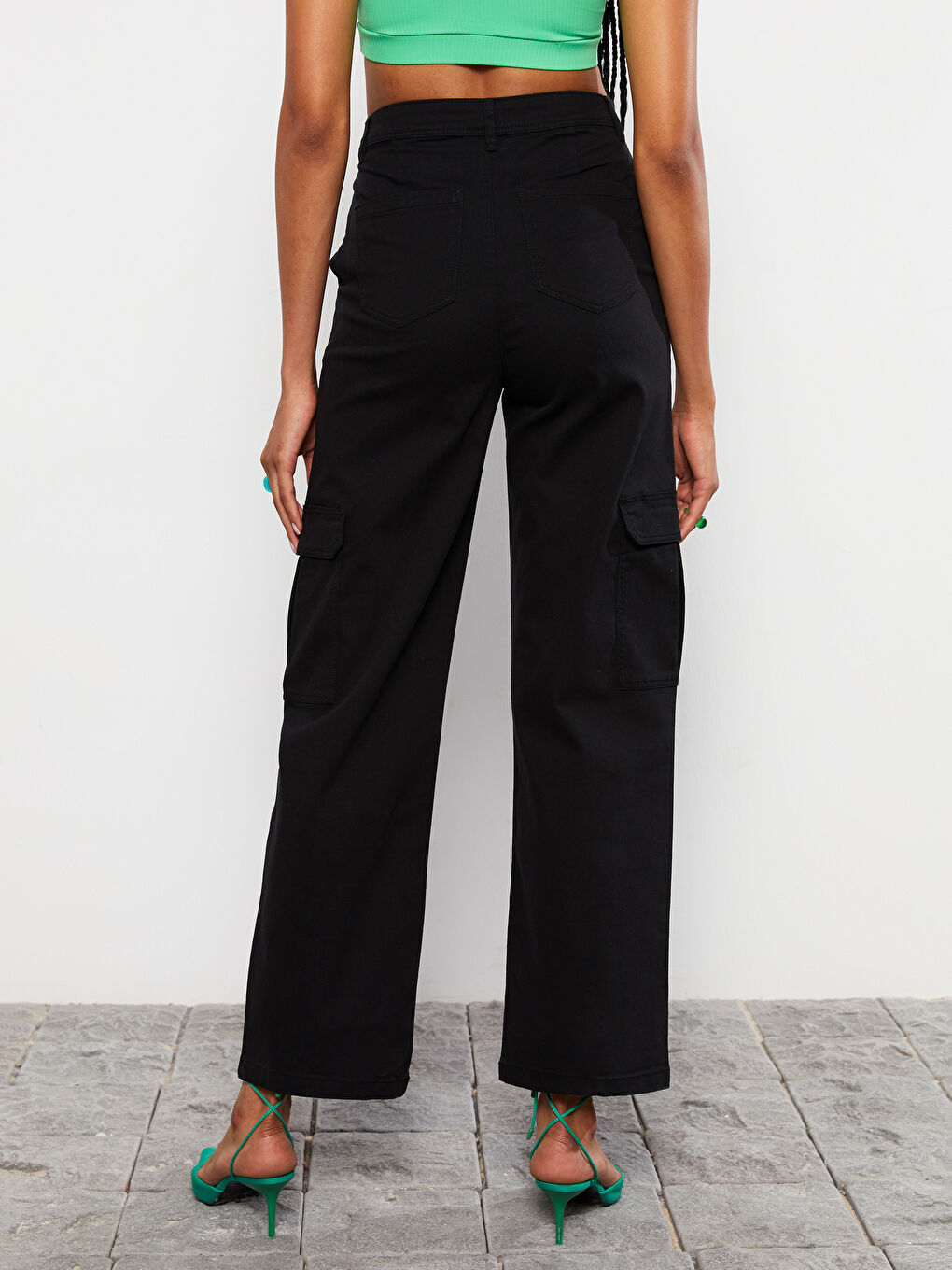 بنطلون للسيدات بقصة عادية وجيوب تفصيلية من قماش الجبردين-4