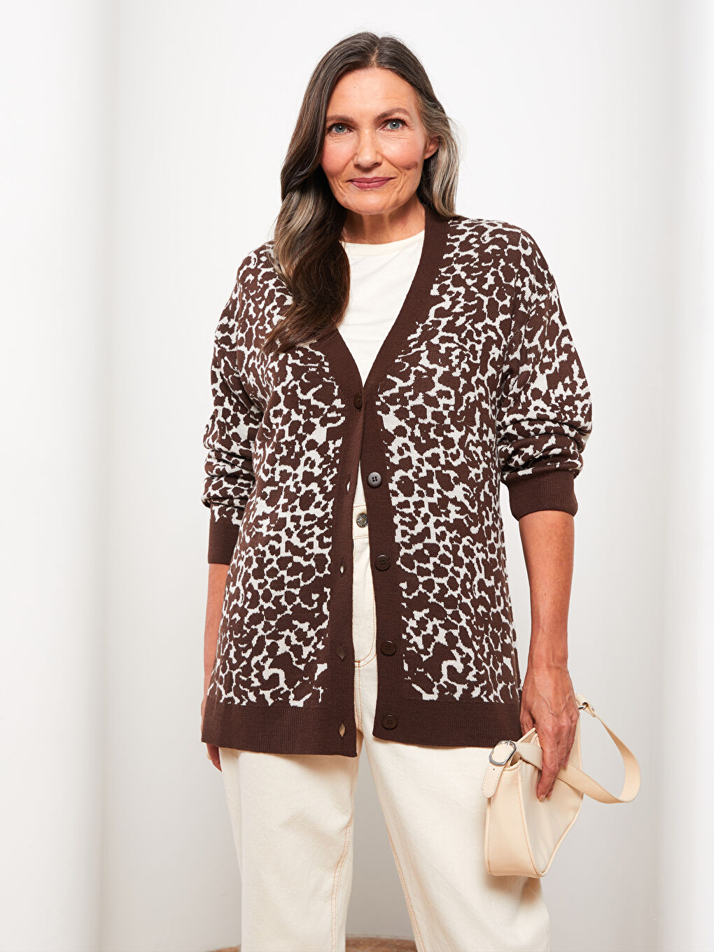 Kahverengi V Yaka Desenli Kadın Triko Hırka-1