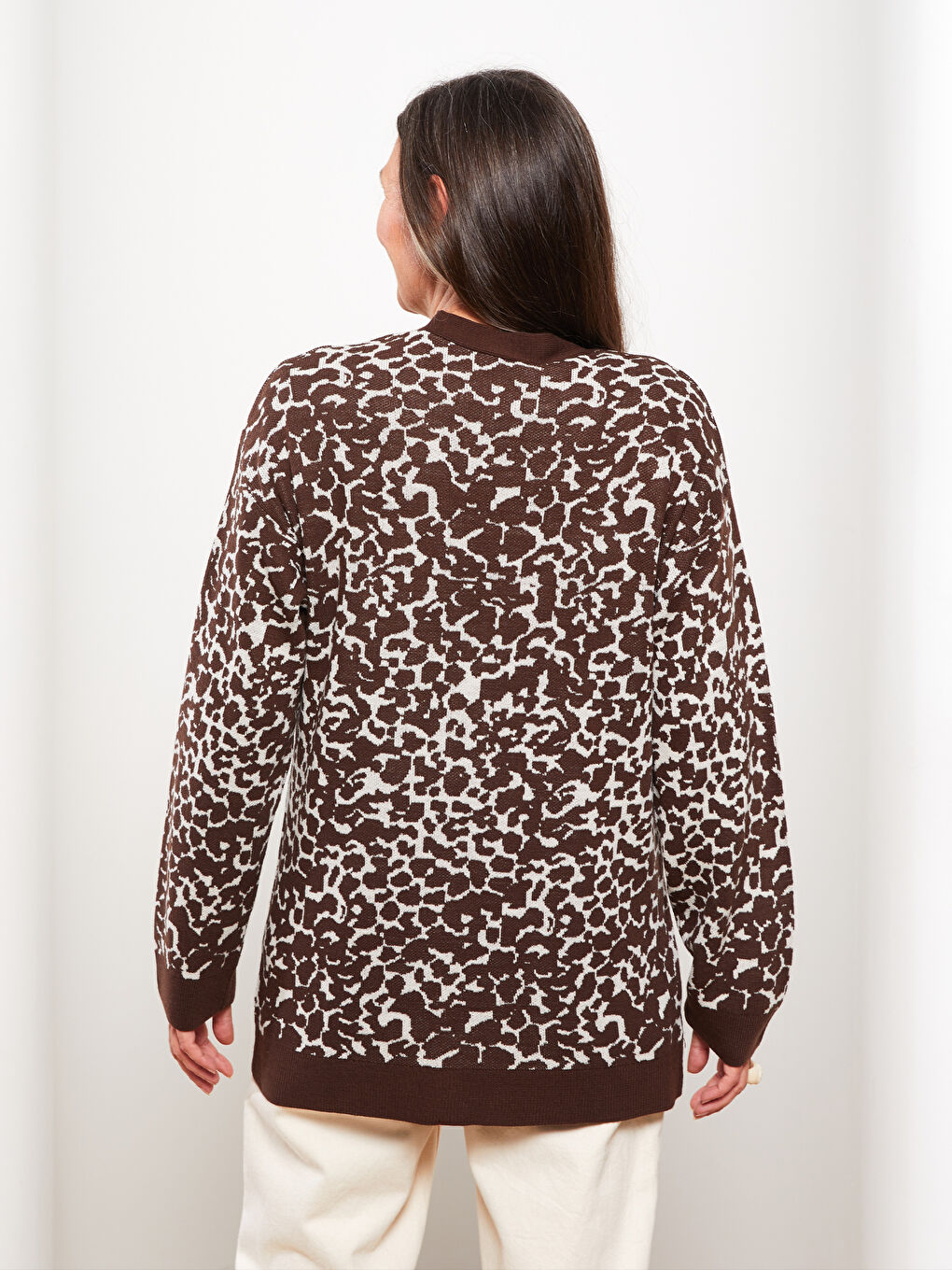 Kahverengi V Yaka Desenli Kadın Triko Hırka-4
