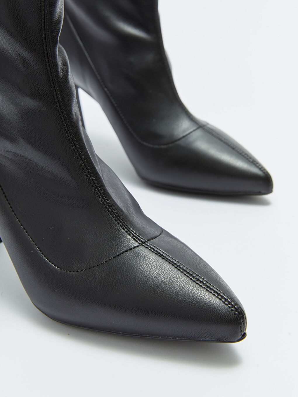Siyah Deri Görünümlü Sivri Burun Kadın Topuklu Bot-2