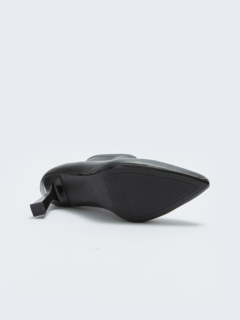 Siyah Deri Görünümlü Sivri Burun Kadın Topuklu Bot-3