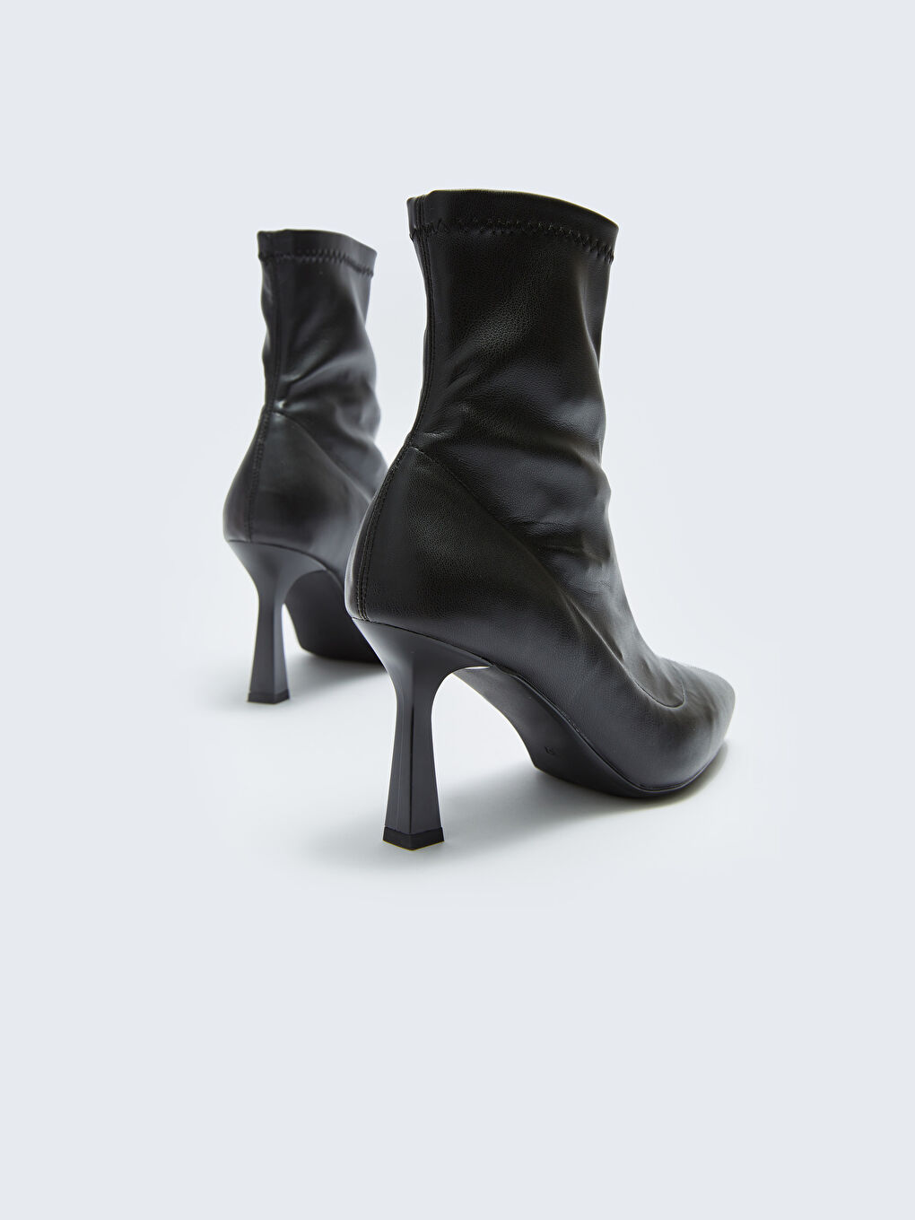 Siyah Deri Görünümlü Sivri Burun Kadın Topuklu Bot-4