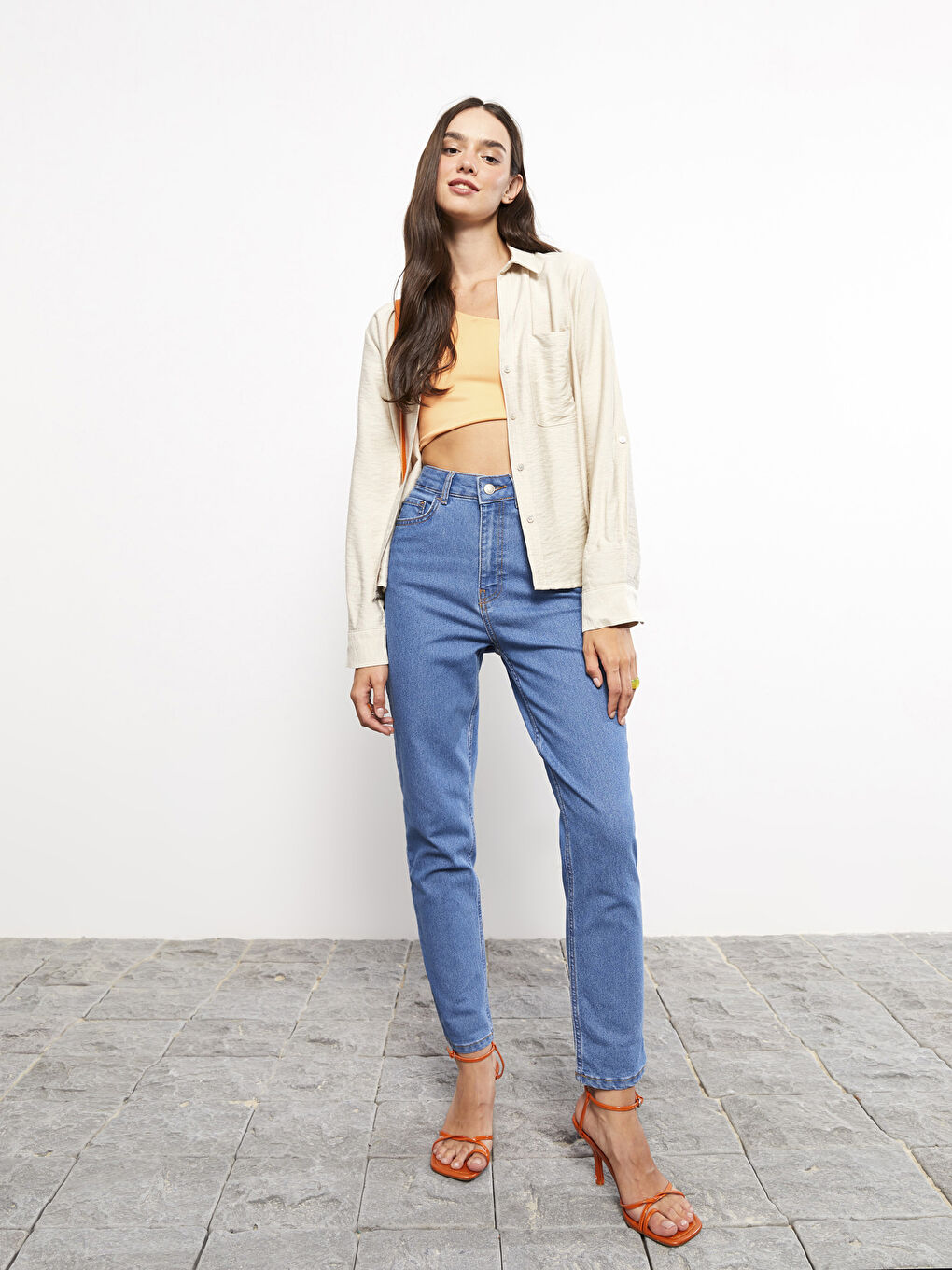 Әйелдерге арналған жоғары бел тар пішім қалыпты қалта детальды родео деним джинс шалбар