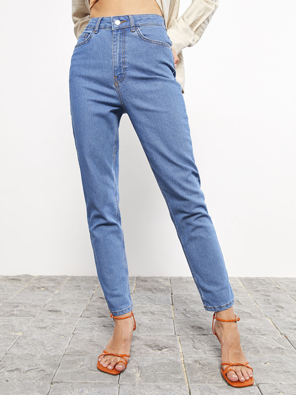 Әйелдерге арналған жоғары бел тар пішім қалыпты қалта детальды родео деним джинс шалбар-2