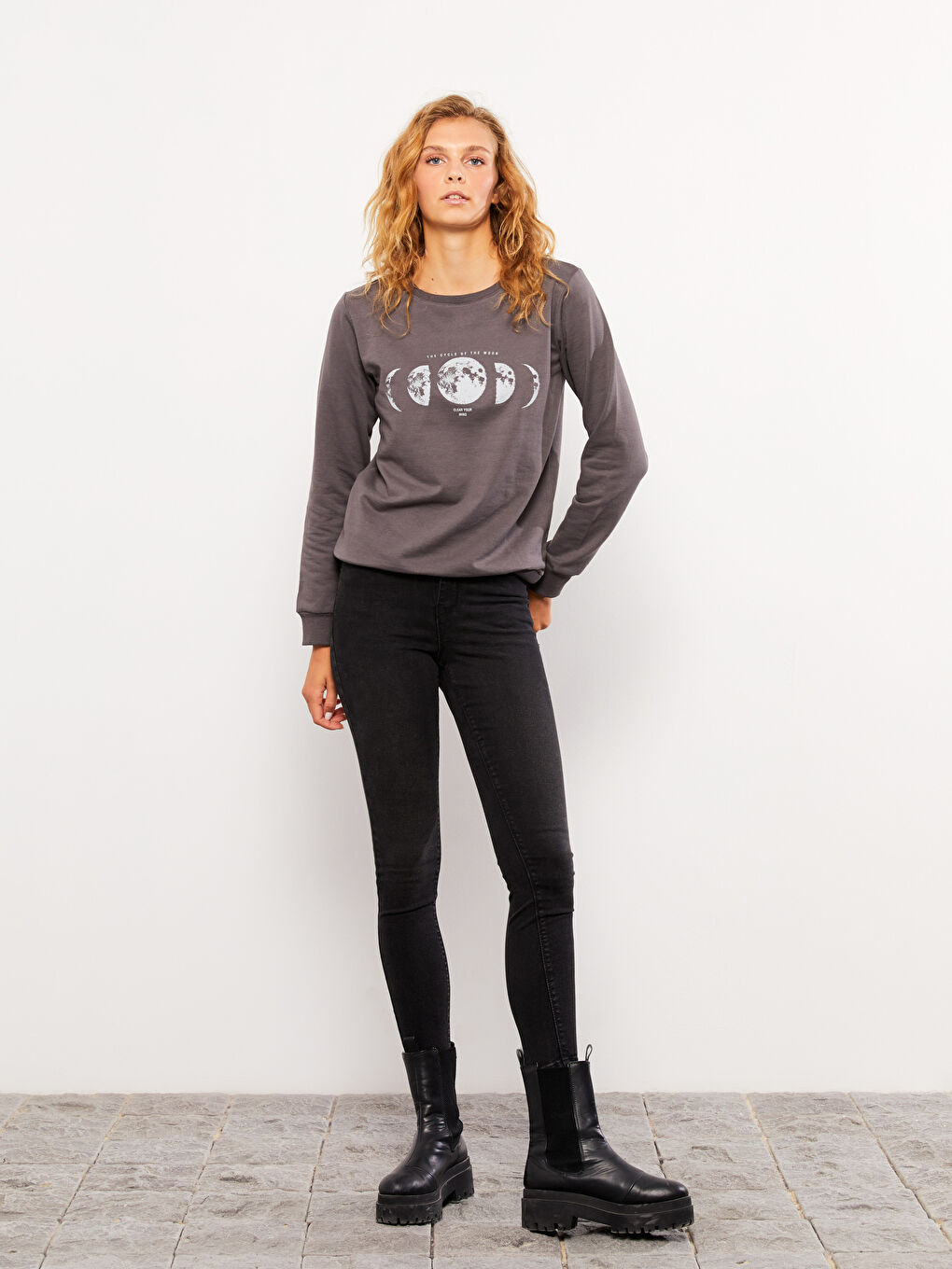 Gri Bisiklet Yaka Baskılı Uzun Kollu Kadın Sweatshirt-1