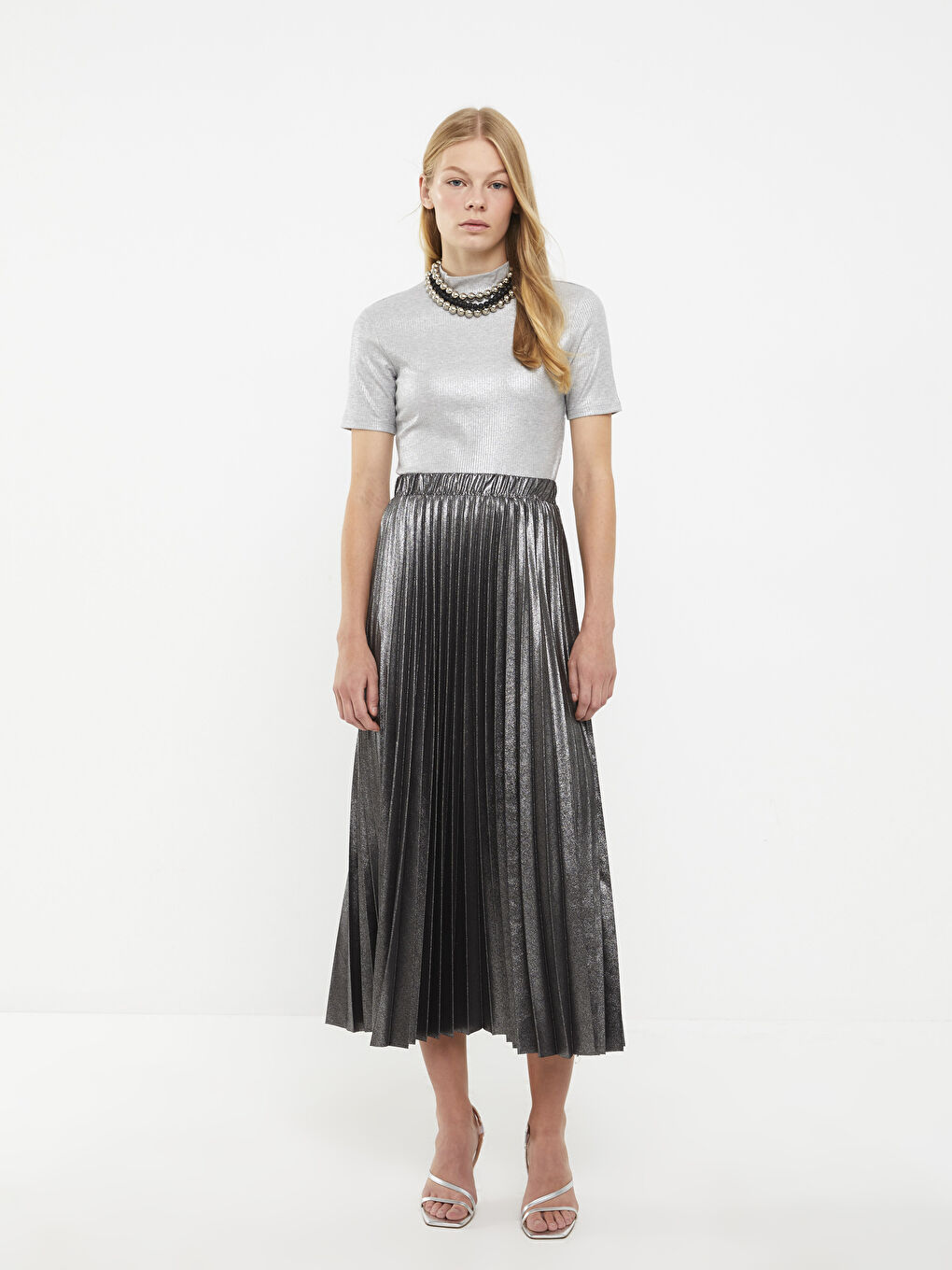 Gri Dik Yaka Düz Kısa Kollu Kadın Tişört-2