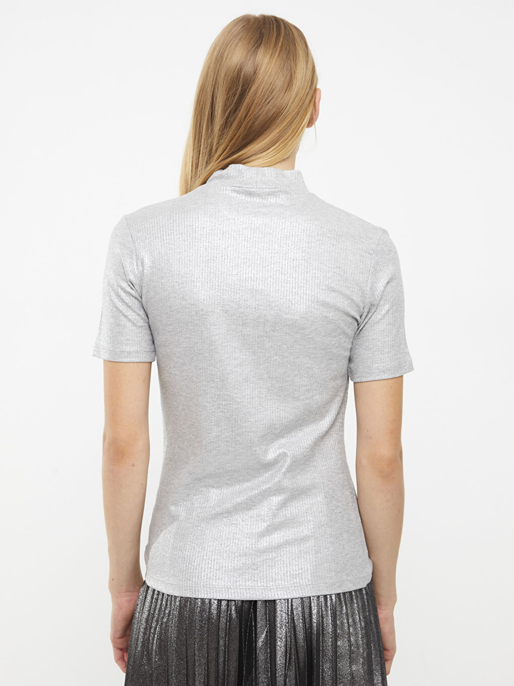 Gri Dik Yaka Düz Kısa Kollu Kadın Tişört-4