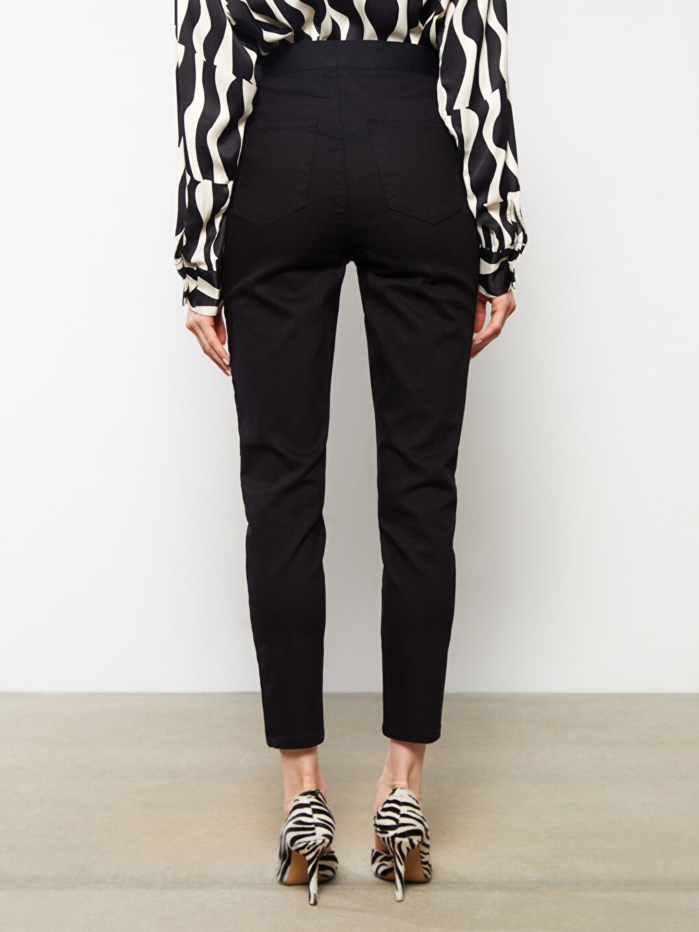 Pantalon Slim Fit Détail Poche Droite en Gabardine pour Femmes-4