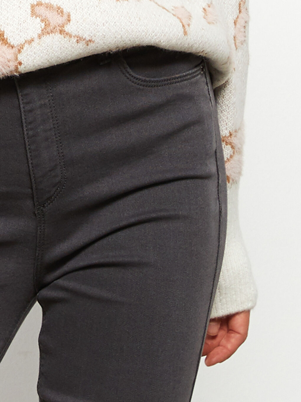 Женские джинсы слим-фит из обычного денима-3