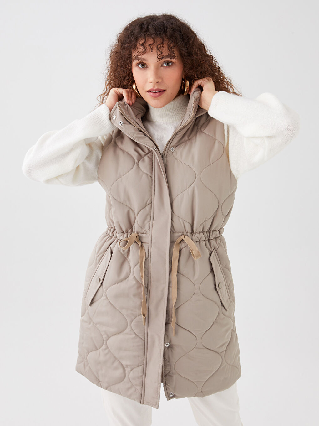 Kahverengi Kapüşonlu Kendinden Desenli Kadın Şişme Yelek-2