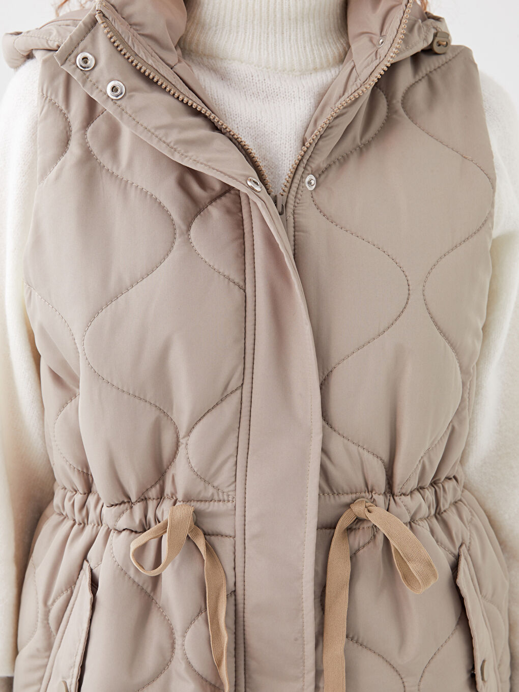 Kahverengi Kapüşonlu Kendinden Desenli Kadın Şişme Yelek-4